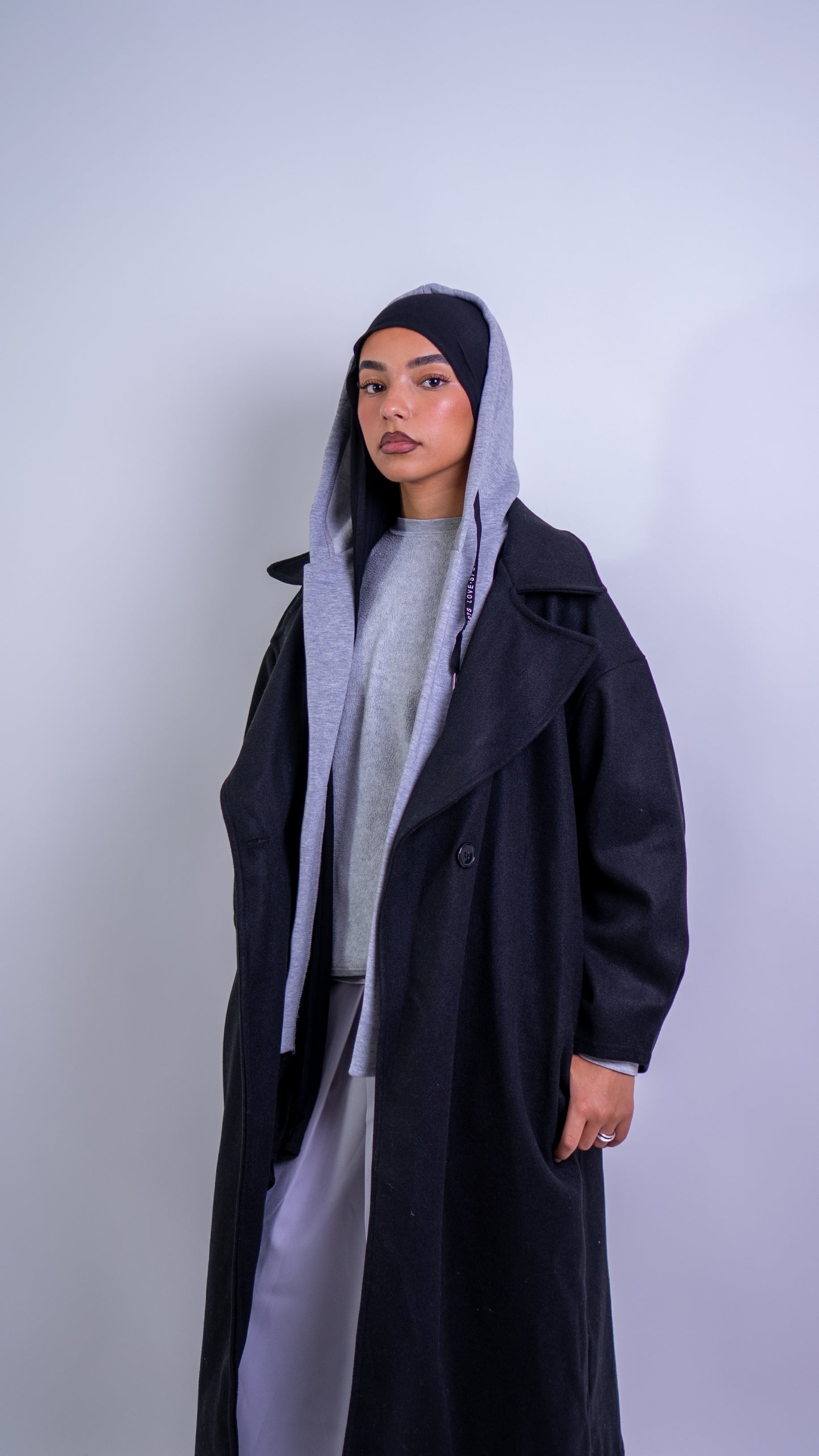 Manteau noir avec capuche intégré