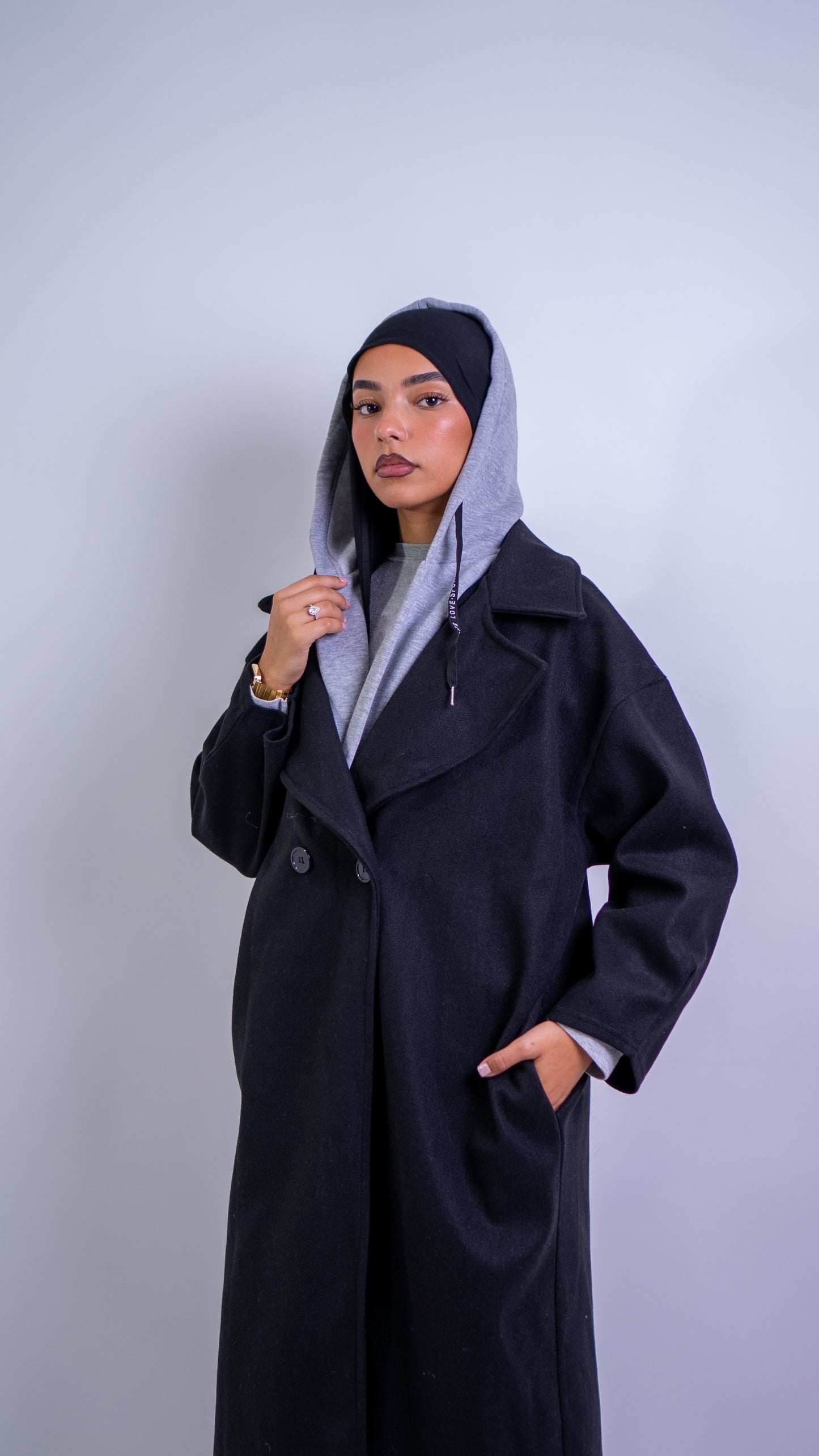 Manteau noir avec capuche intégré